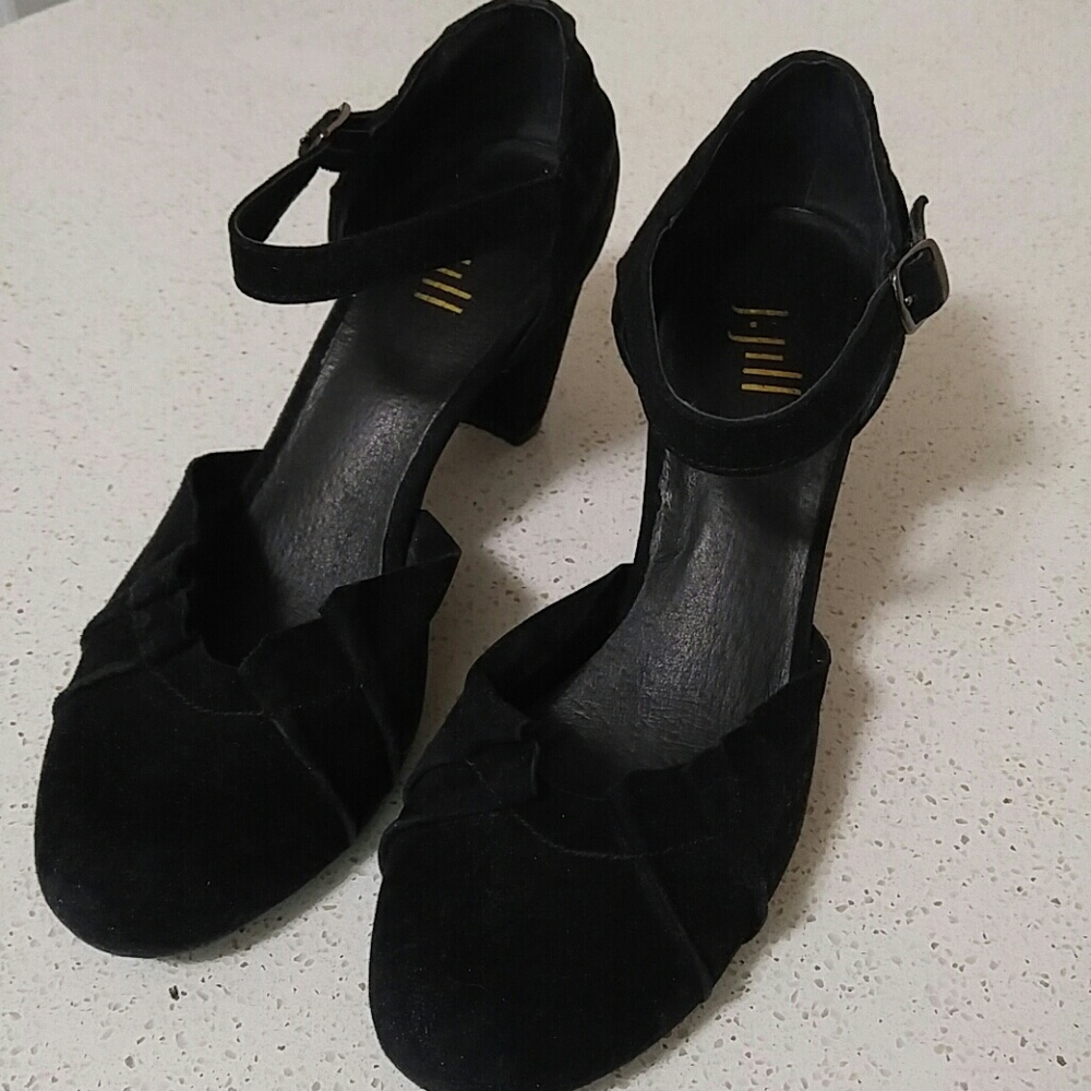 Pretty black velvet heels